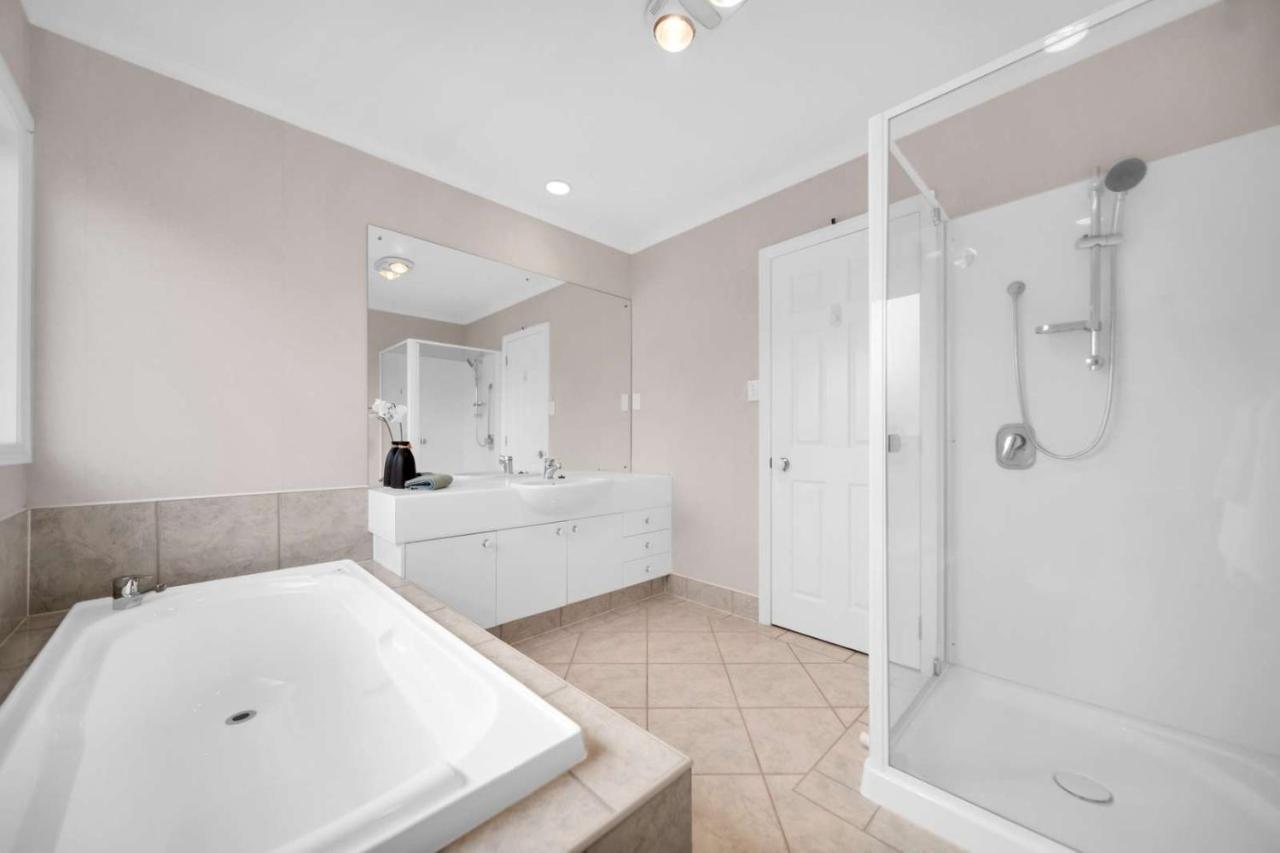 Cheerful 4 Bedrooms With Stunning Sunshine Holiday home Auckland