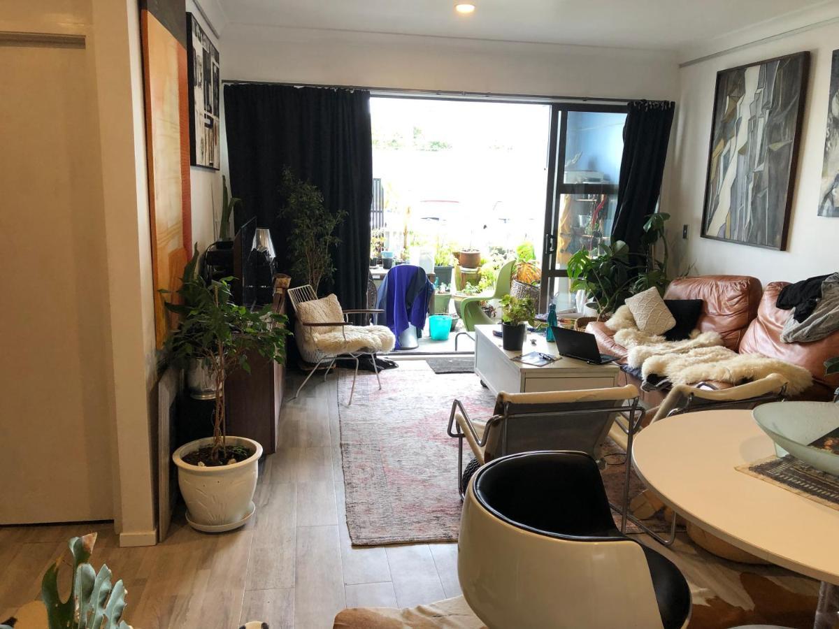 Cool Apartment, To Everything, Share With 2x Bulldogs * Auckland