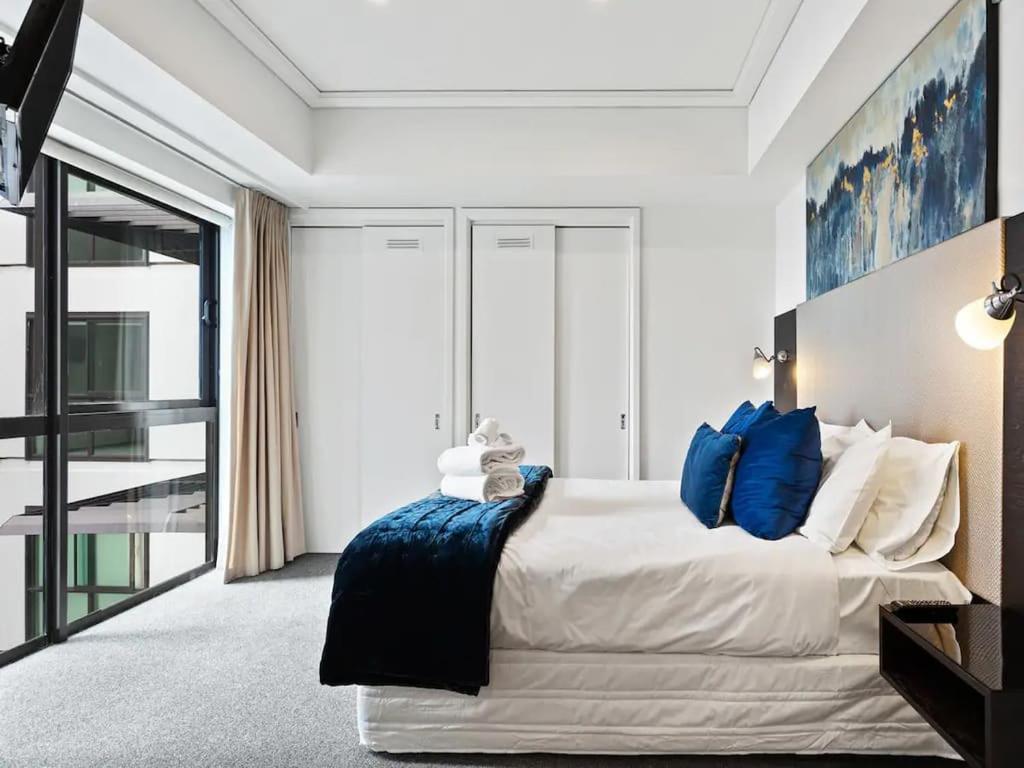 Spacious On Akl Viaduct With Balcony