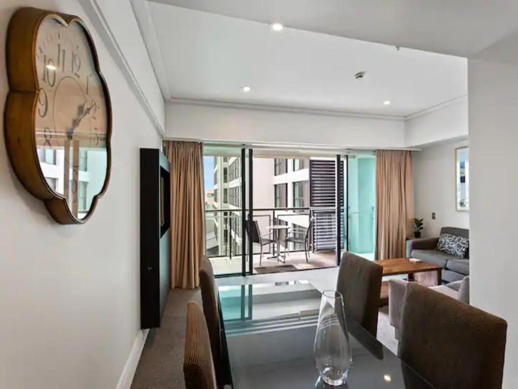 Spacious On Akl Viaduct With Balcony