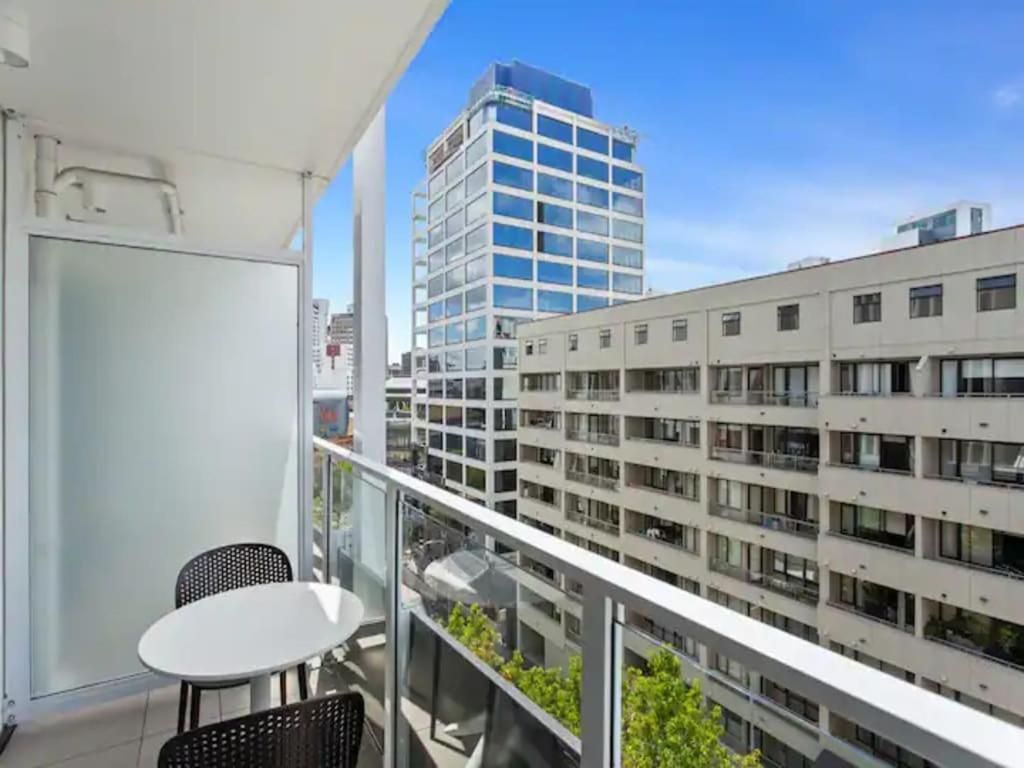 Stylish Central 1-bedroom With Patio Apartment *