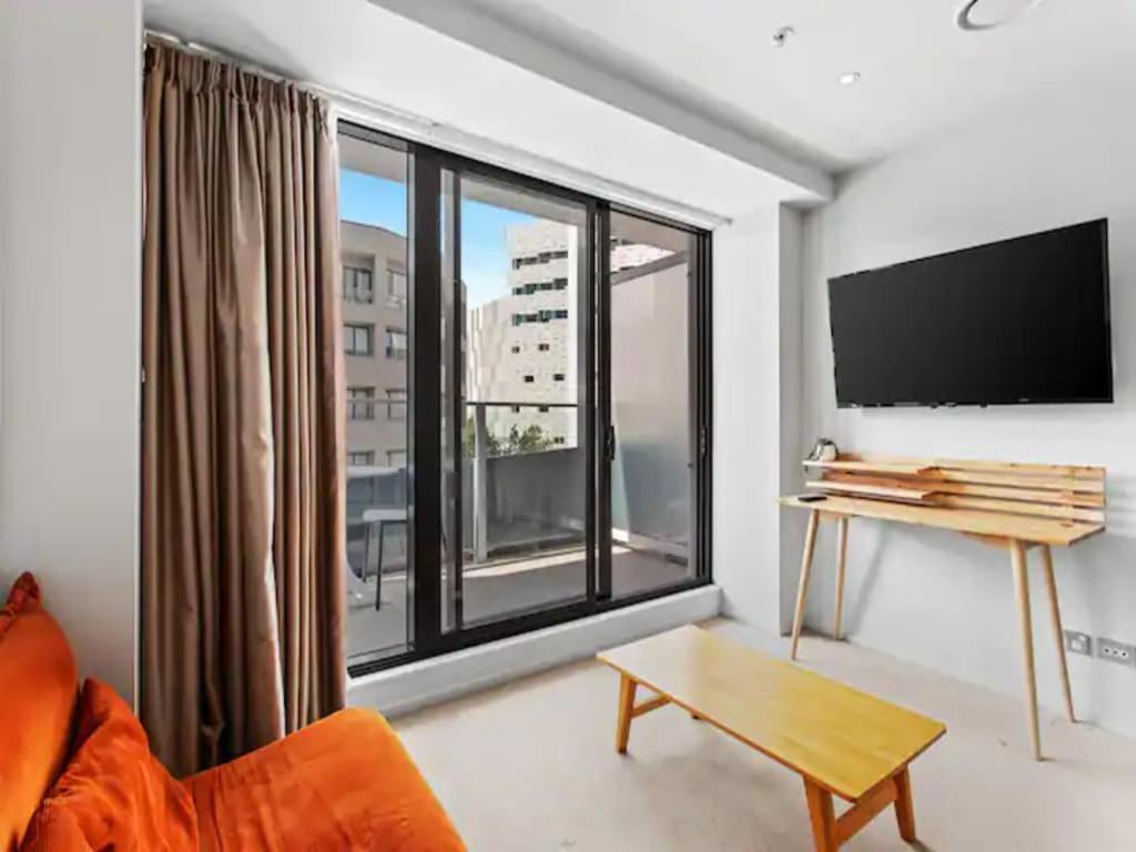 Stylish Central 1-bedroom With Patio *