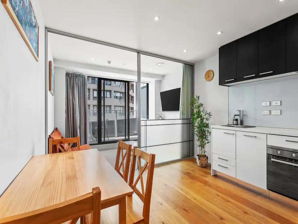 Stylish Central 1-bedroom With Patio Apartment