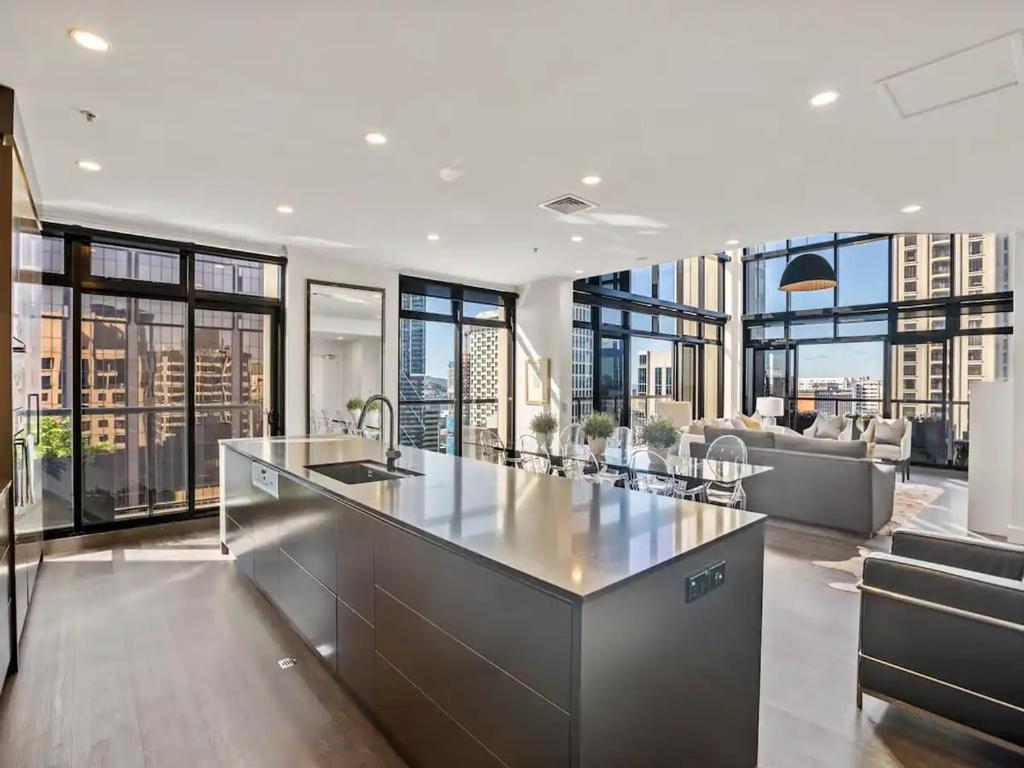 Apartment Penthouse Sophistication On Queen Street