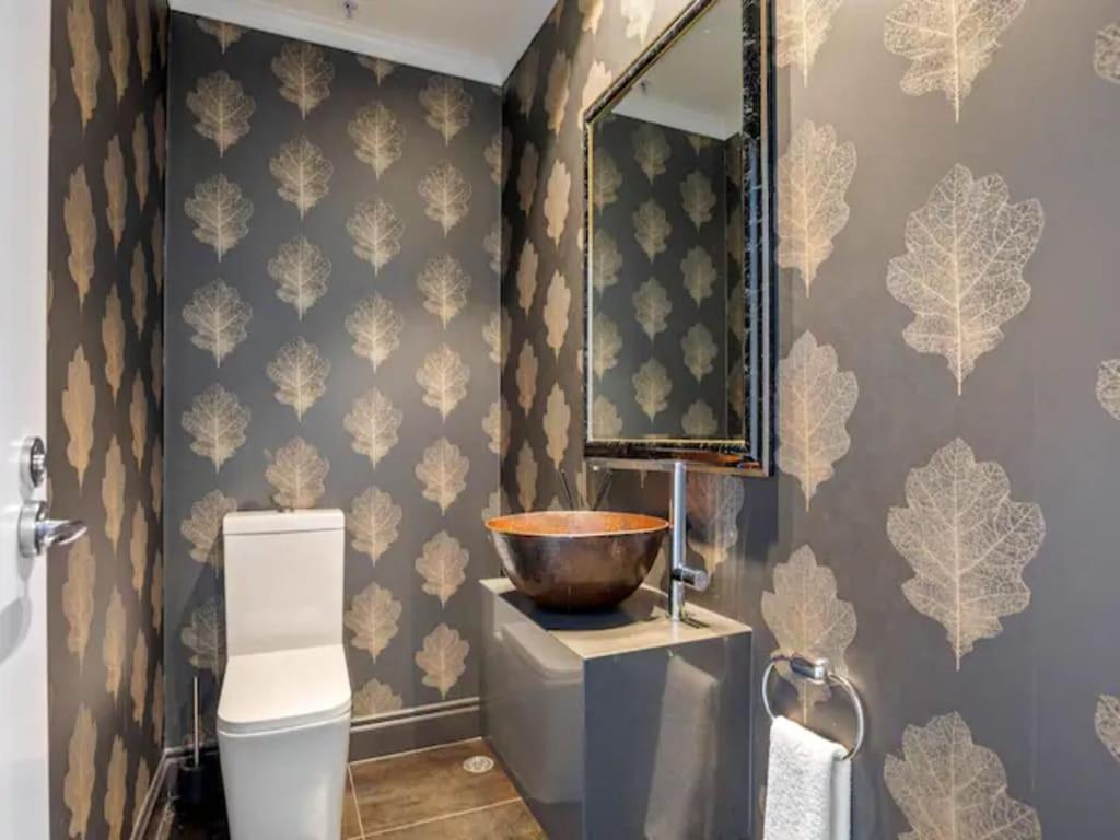 Penthouse Sophistication On Queen Street Apartment *
