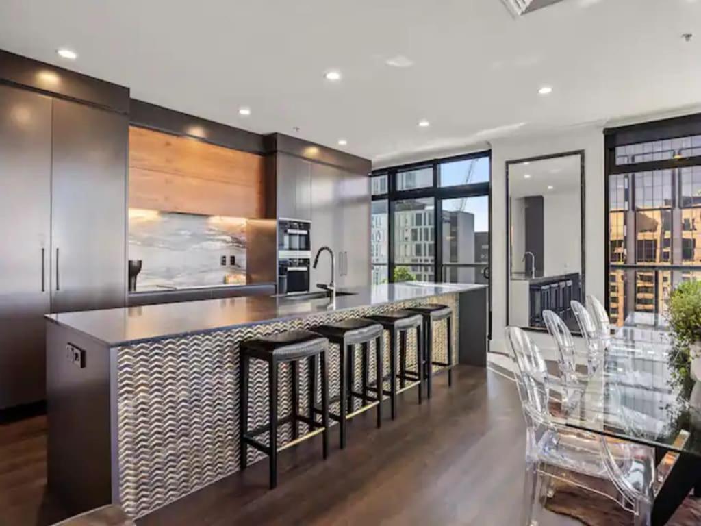 Penthouse Sophistication On Queen Street Apartment *