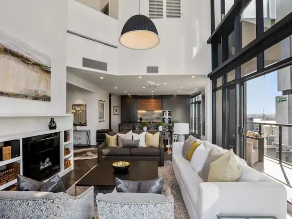 Penthouse Sophistication On Queen Street Apartment *