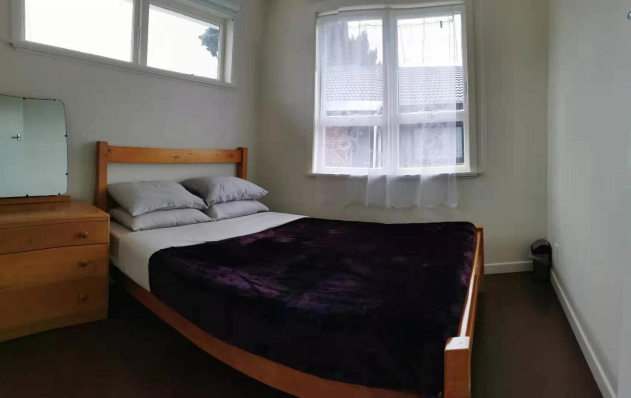 Pousada White Weather Board House *