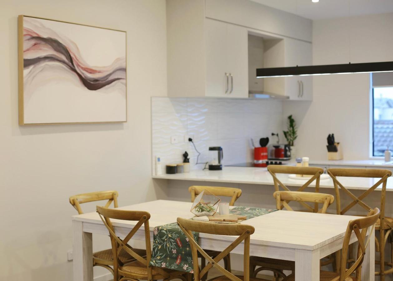 Cozy And Comfortable, Sunny Three-storey Building Auckland