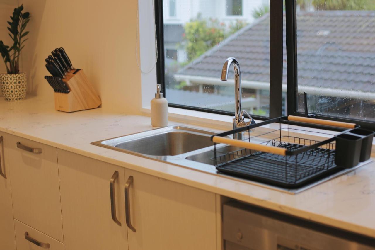 Cozy And Comfortable, Sunny Three-storey Building * Auckland