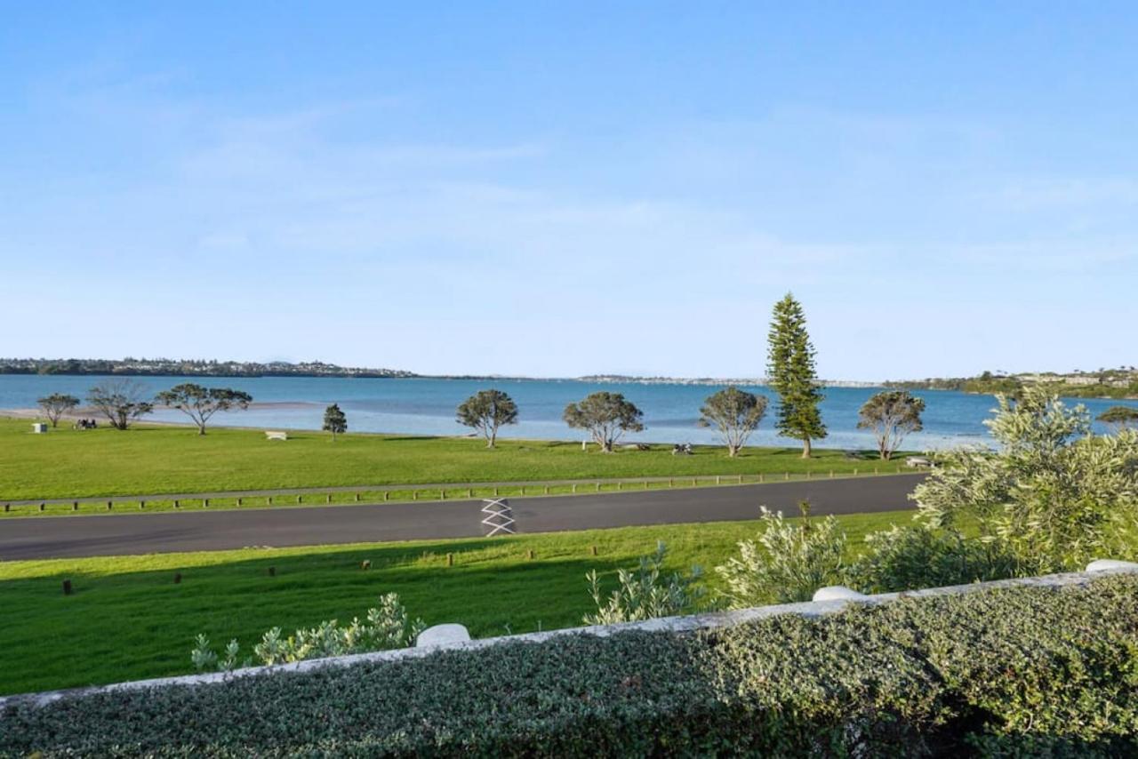 Magnificent Beachfront Mansion - Pool - Fireplace Villa Auckland