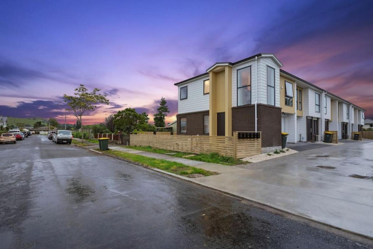 Venture Heights Townhouse With Parking And Patio * Auckland