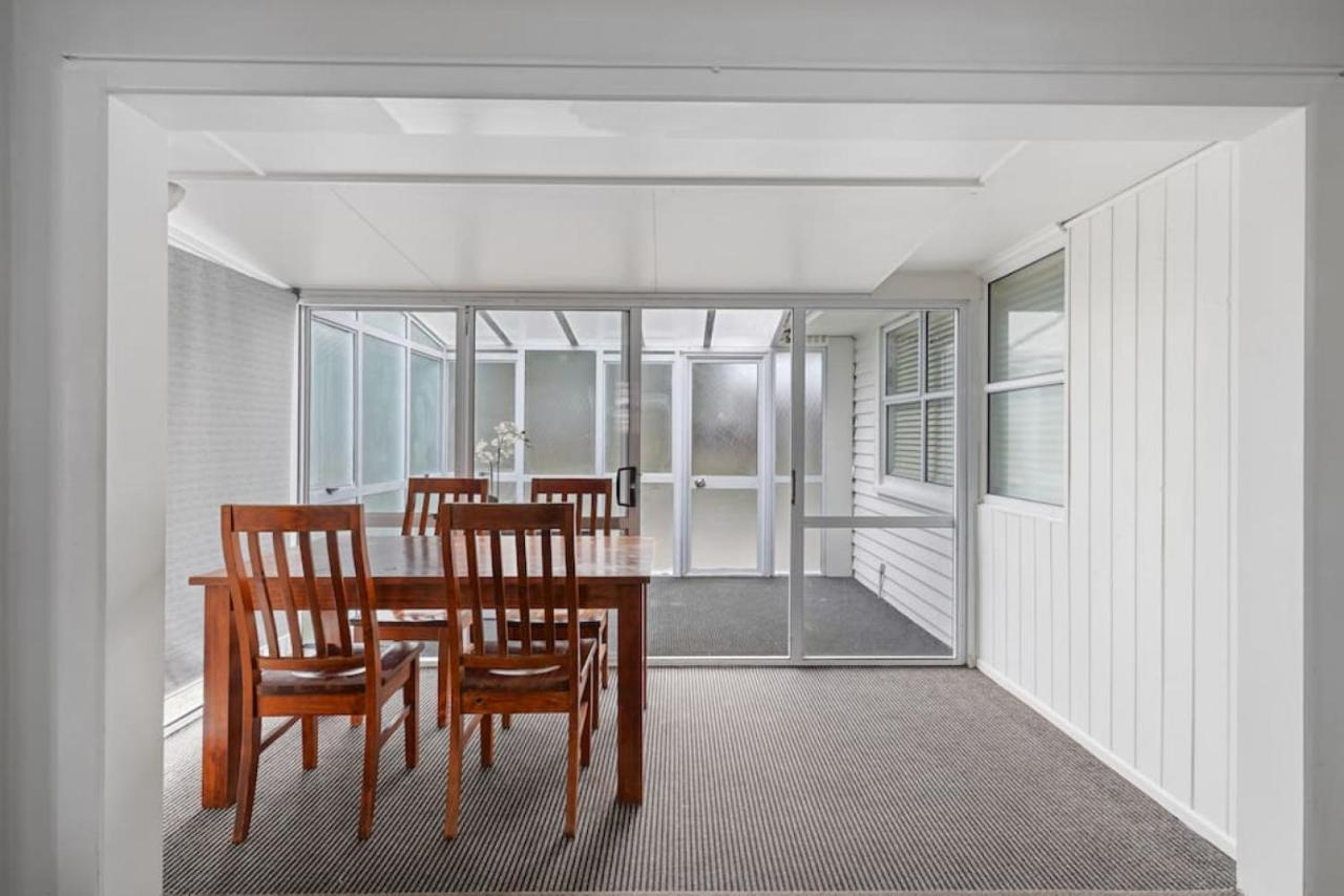 Homey Hideaway 3 Bedroom W Parking , Wi-fi And Netflix Holiday home Auckland