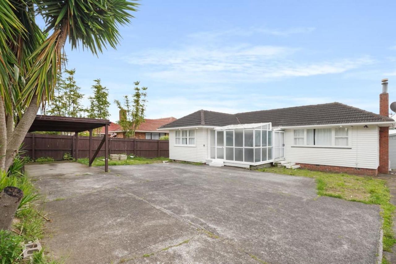 Homey Hideaway 3 Bedroom W Parking , Wi-fi And Netflix Holiday home Auckland
