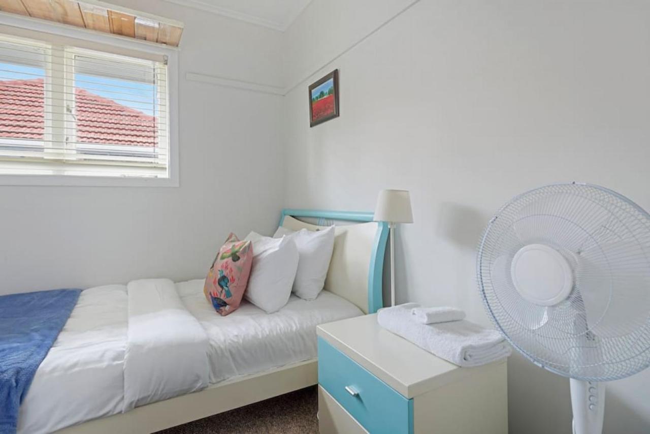 Homey Hideaway 3 Bedroom W Parking , Wi-fi And Netflix Holiday home *