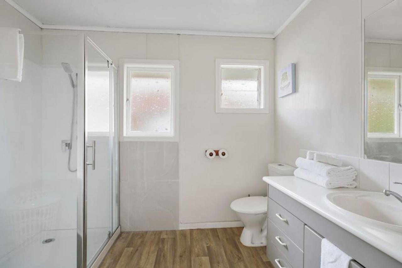 Homey Hideaway 3 Bedroom W Parking , Wi-fi And Netflix *