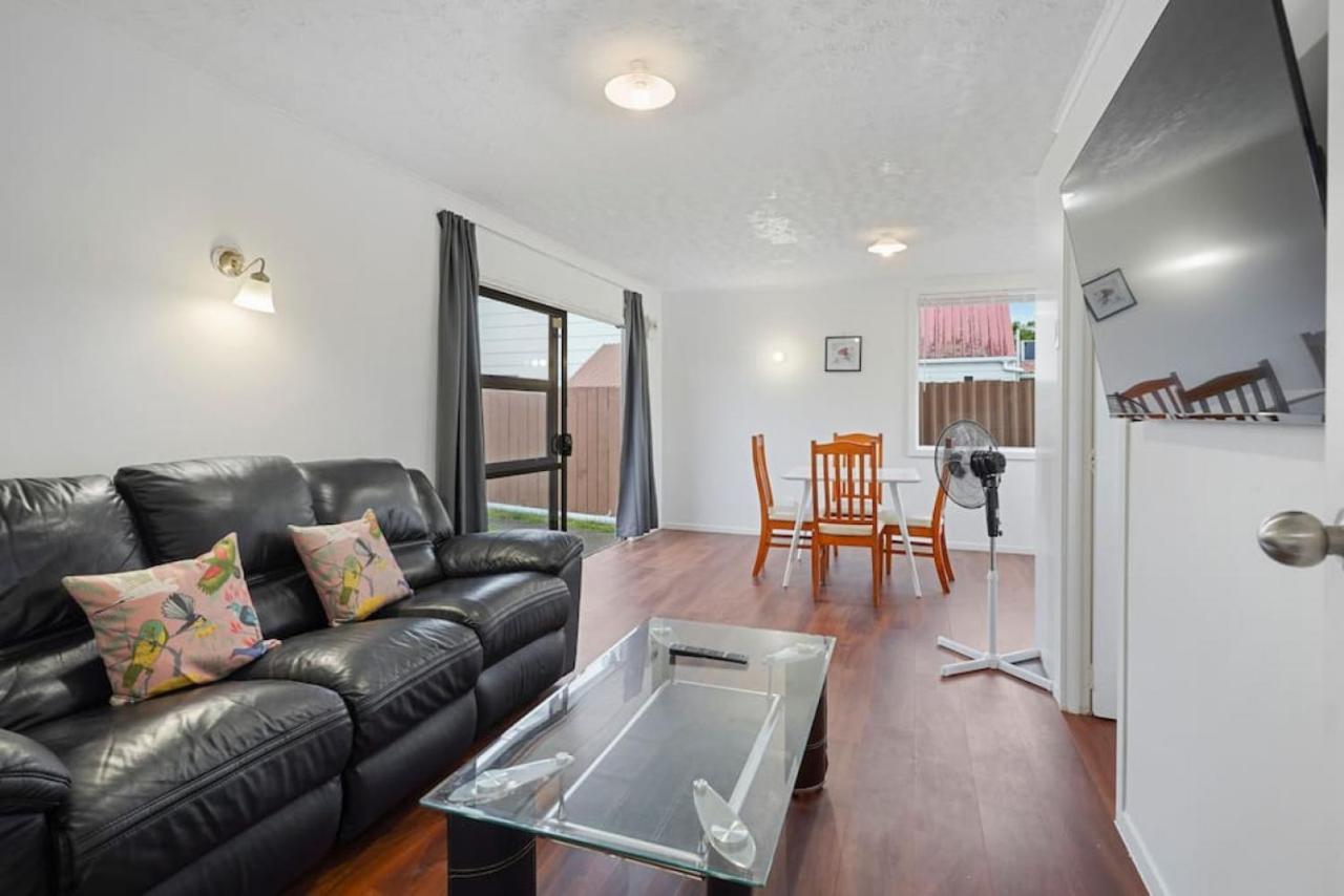 Cosy Renovated Two Bed Garden Apt - Wifi - Netflix Holiday home Auckland