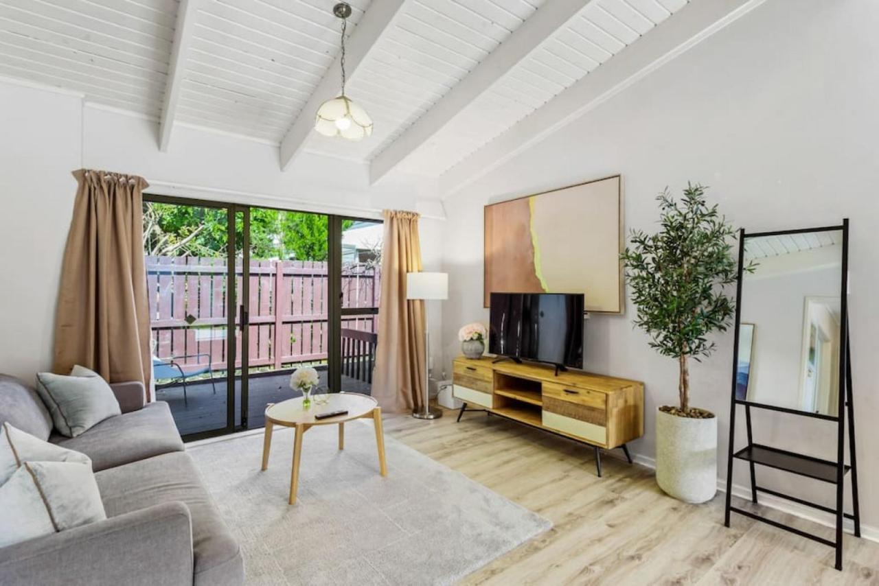 Family Retreat With Parking, Wi-fi And Garden Holiday home Auckland