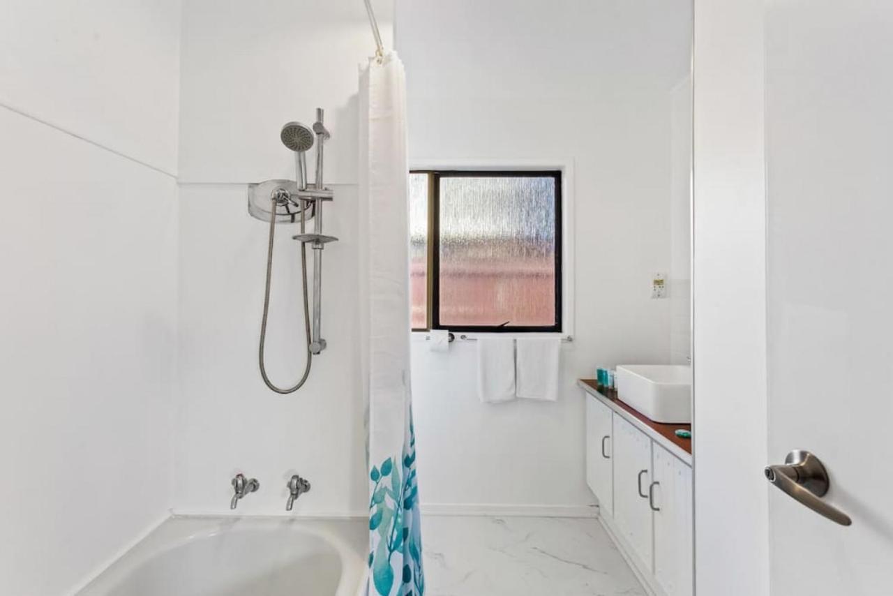 Family Retreat With Parking, Wi-fi And Garden Holiday home Auckland