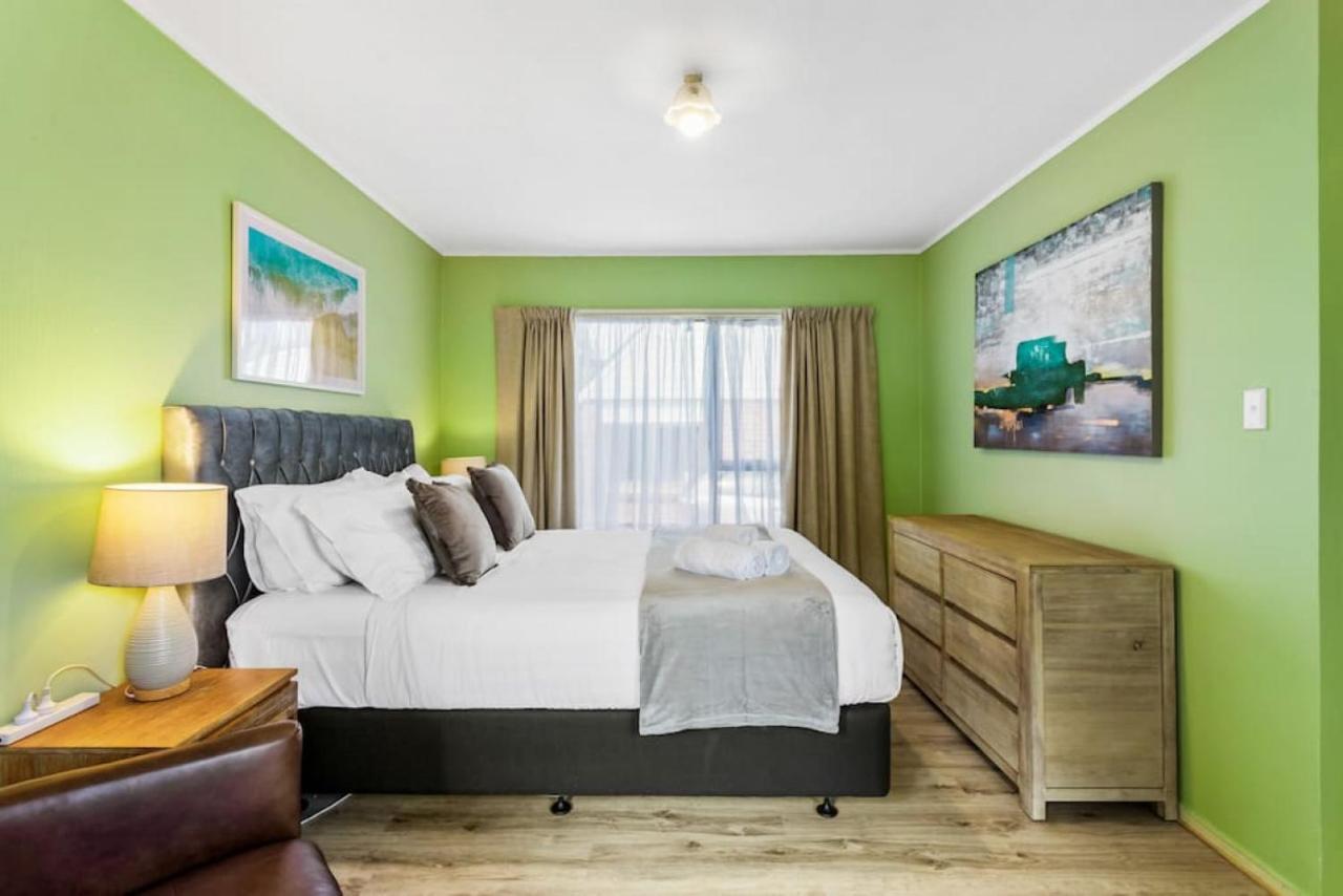 Family Retreat With Parking, Wi-fi And Garden Holiday home Auckland