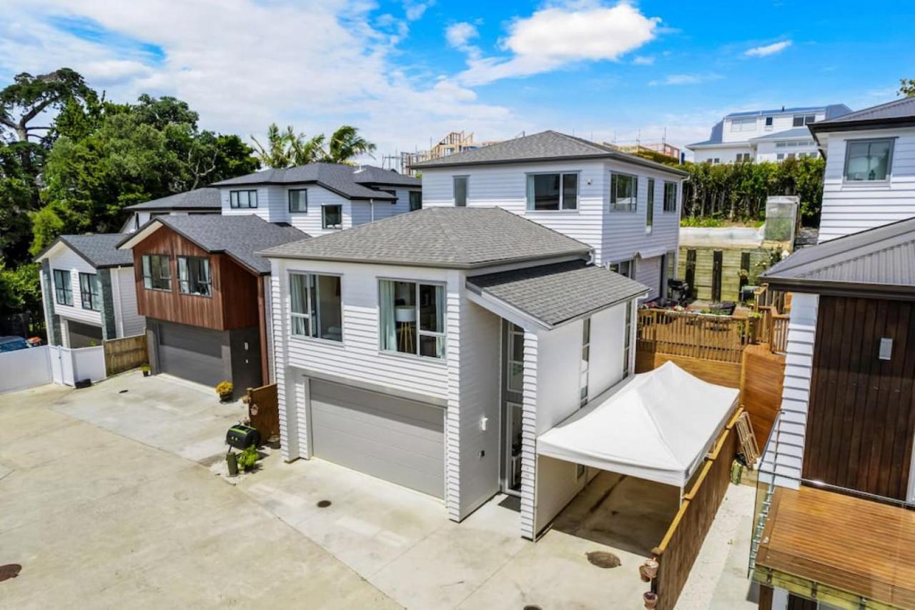 Holiday home Taka Retreat Near With Parking And Patio Auckland