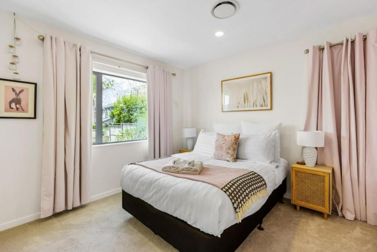 Taka Retreat Near With Parking And Patio Holiday home Auckland