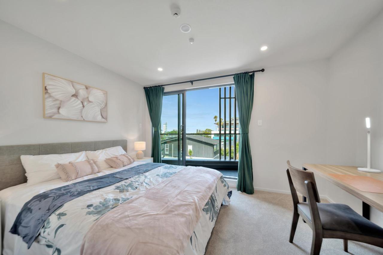 Takapuna Biz & Auckland