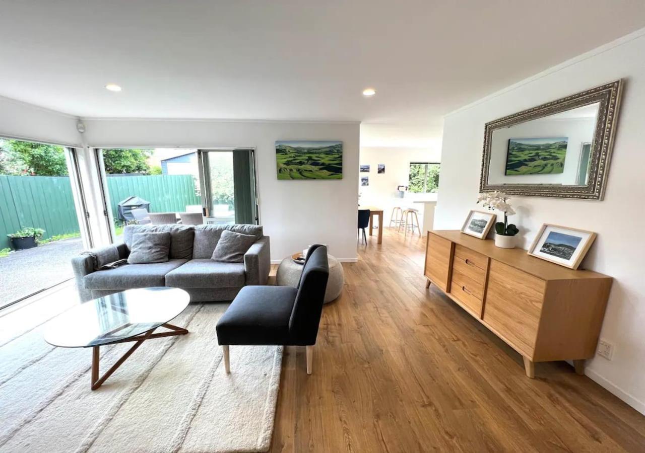Private And Sunny 3-bedroom With Parking Holiday home Auckland