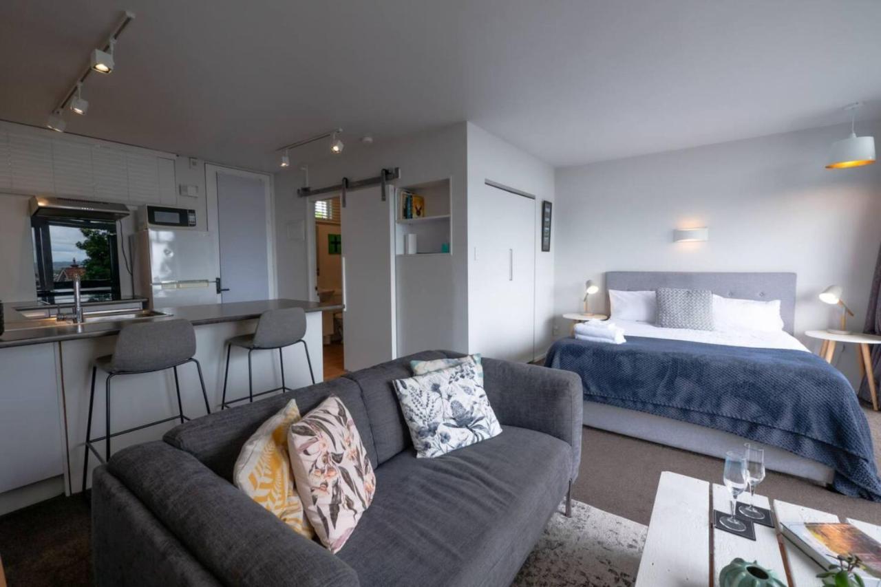 Centrally Located Light-filled W Parking Apartment *