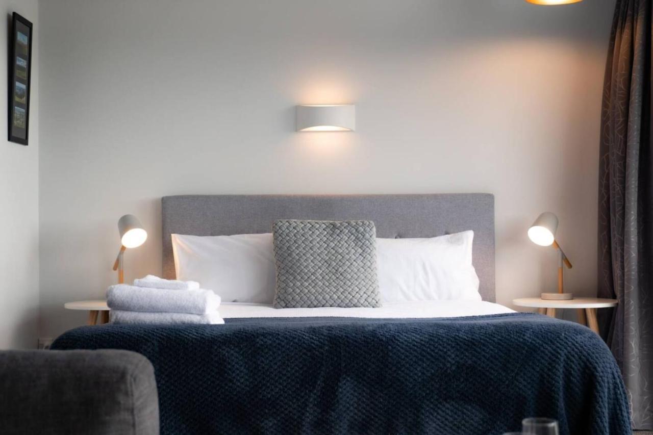 Centrally Located Light-filled W Parking Apartment Auckland