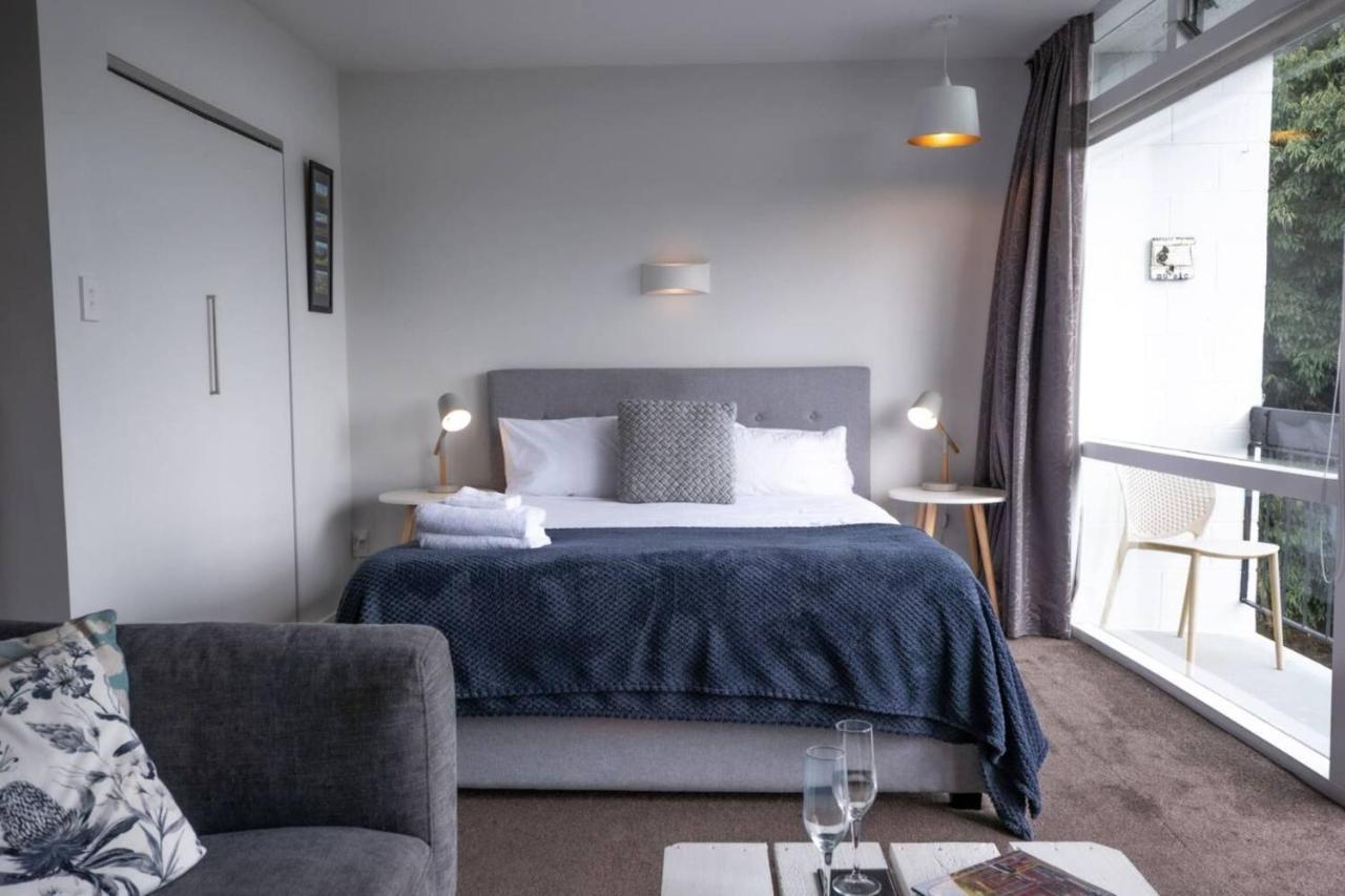 Centrally Located Light-filled W Parking Apartment