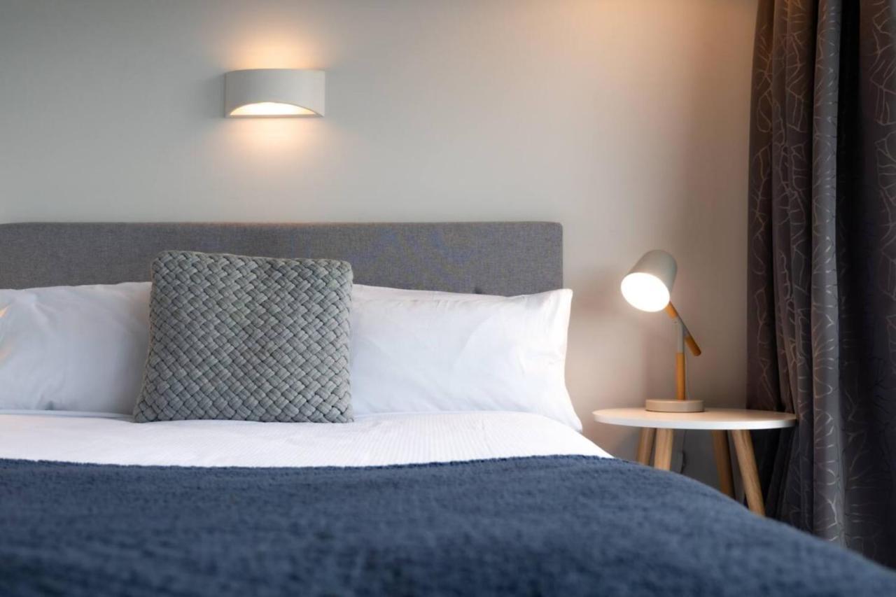 Centrally Located Light-filled W Parking Apartment