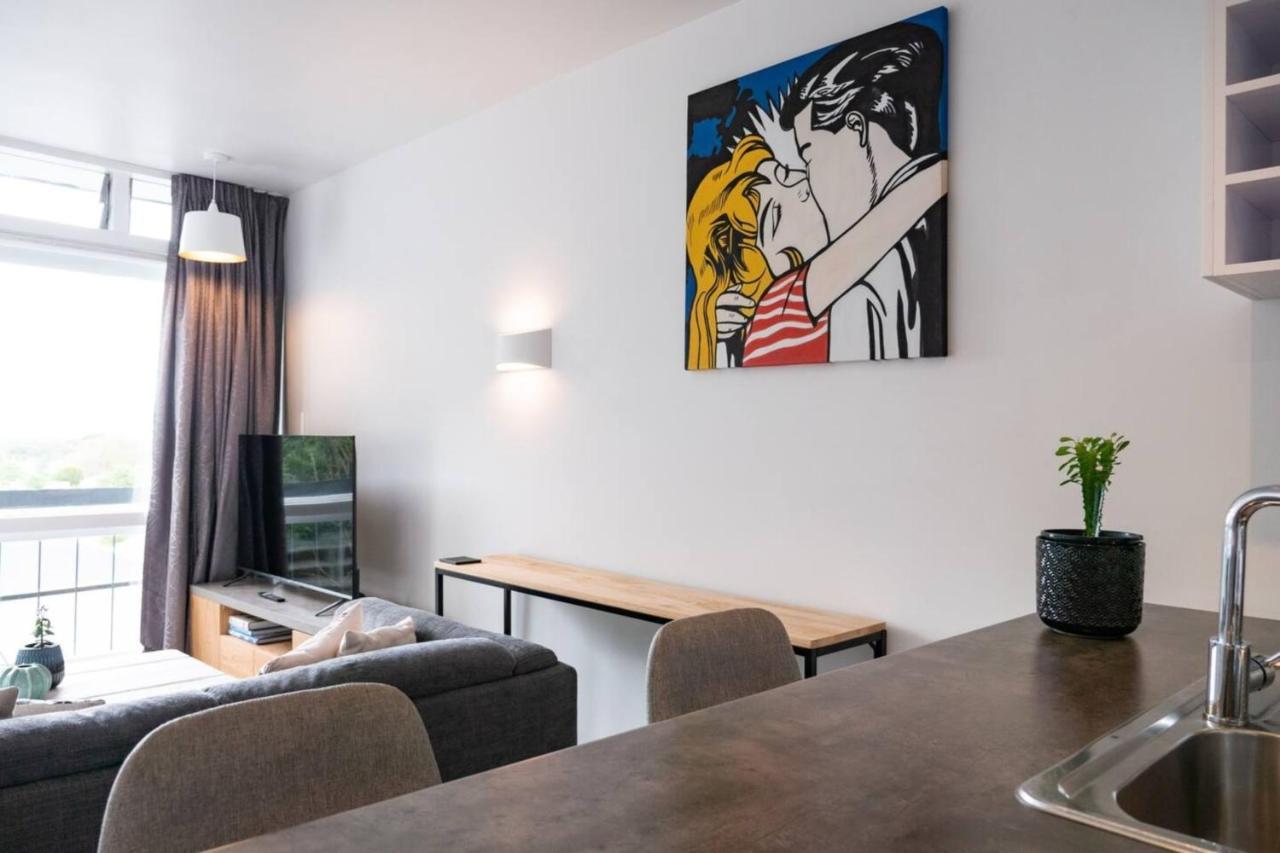 Centrally Located Light-filled W Parking Apartment *