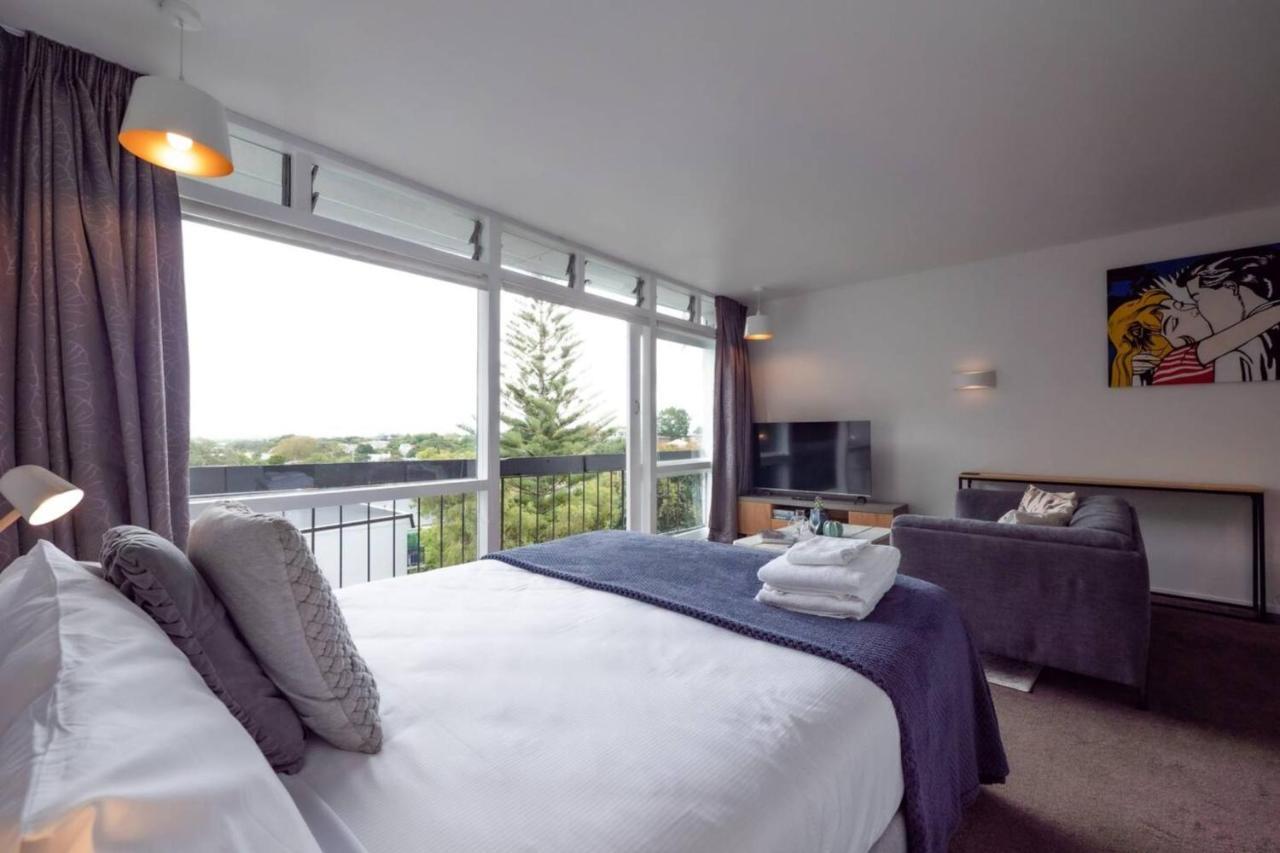 Centrally Located Light-filled W Parking Apartment *