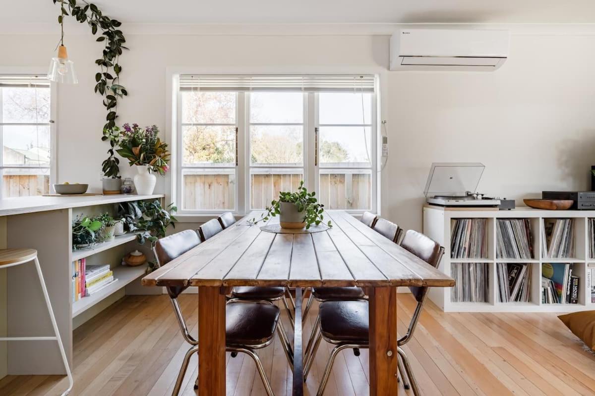 Holiday home Mid-century Modern Family Auckland