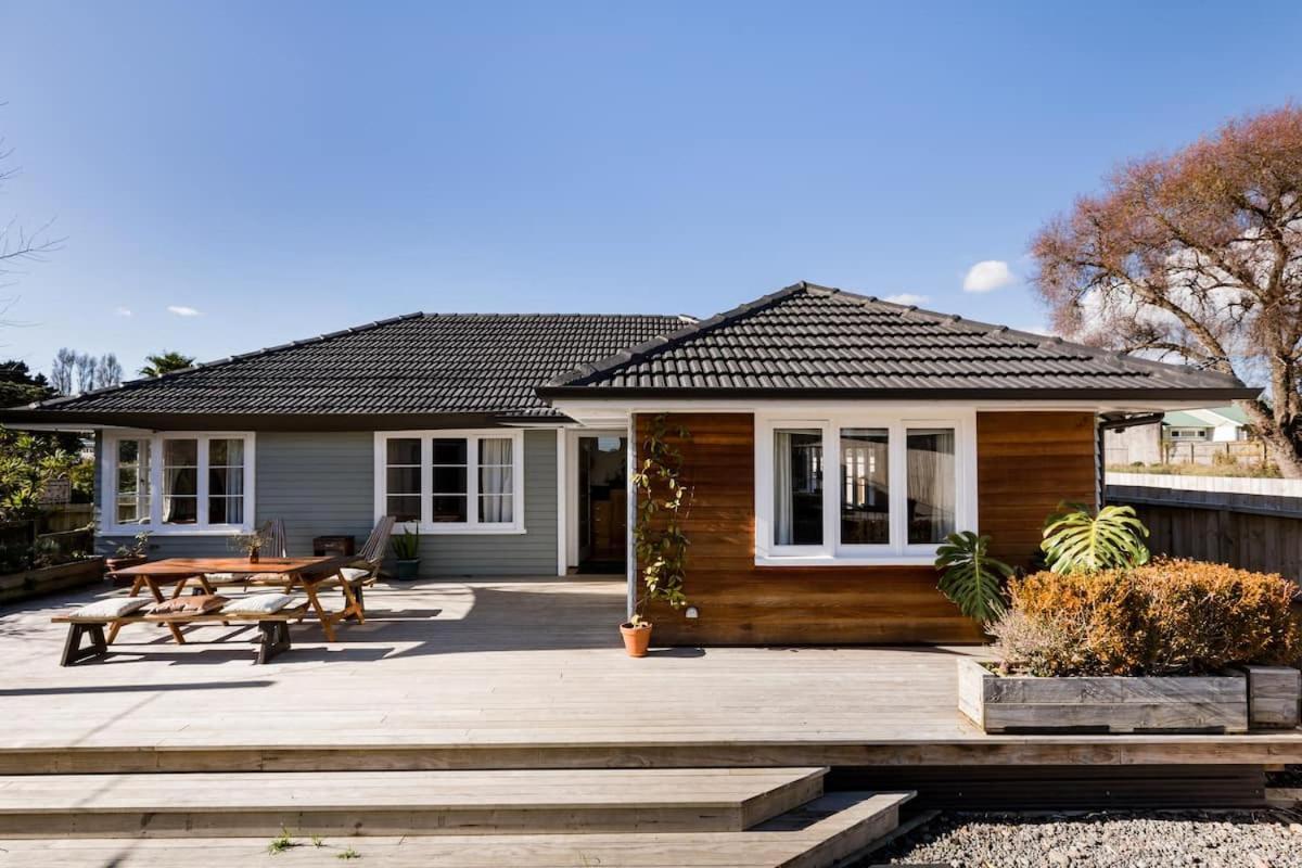 Mid-century Modern Family Holiday home Auckland