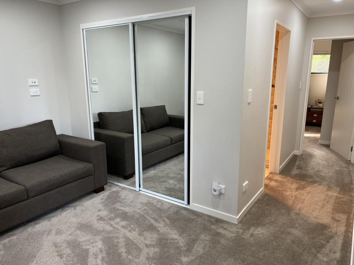 Guest - Cosy Place In The Wattle Downs Apartment *