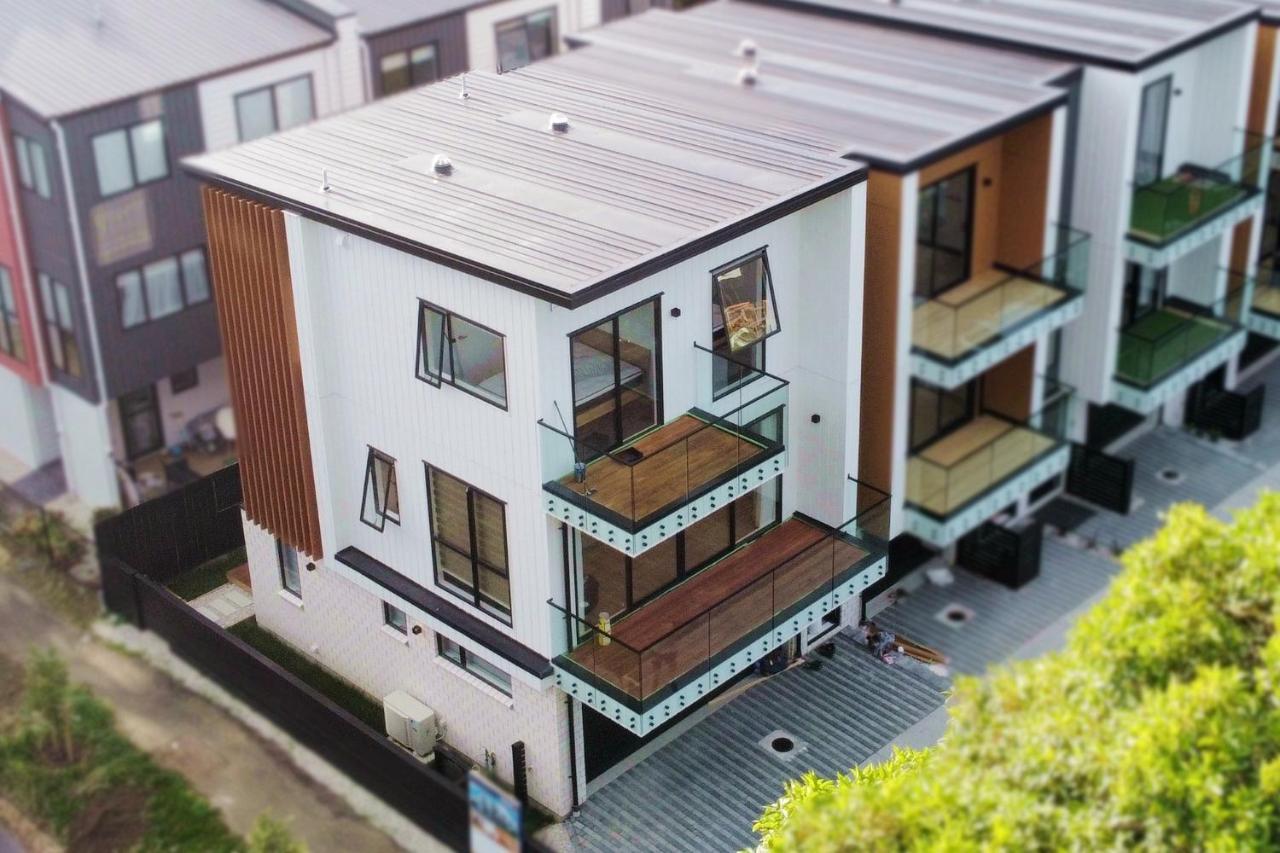 Luxury Brand New Designer Living Apartment