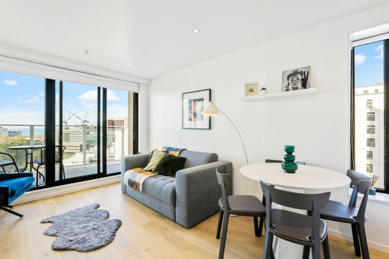 Apartment Seaview Stunner With Pool And Gym Auckland