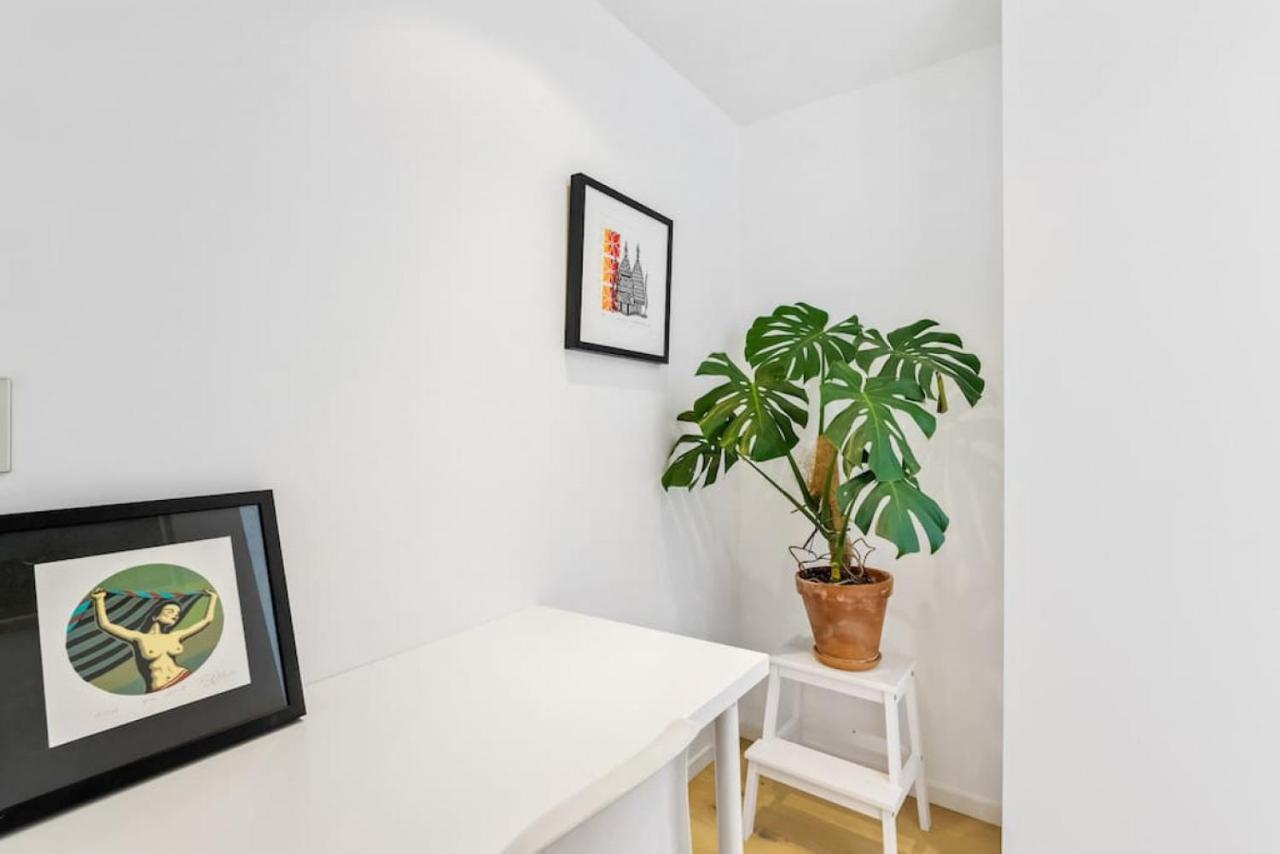 Seaview Stunner With Pool And Gym Apartment *