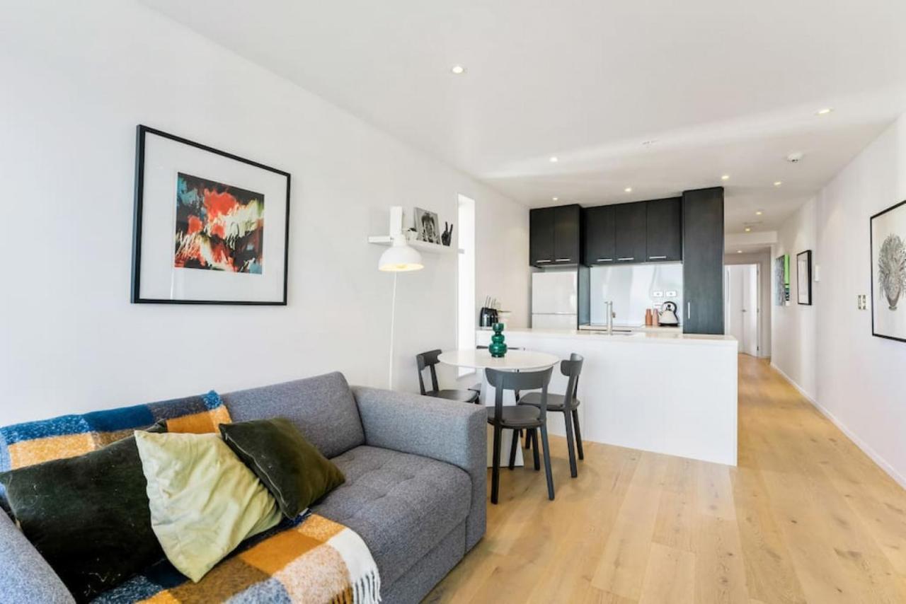 Seaview Stunner With Pool And Gym Auckland