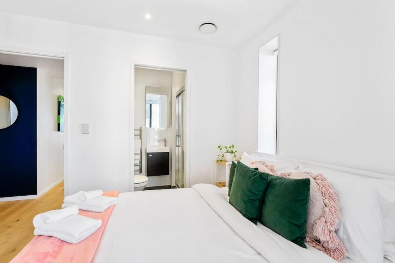 Seaview Stunner With Pool And Gym Apartment
