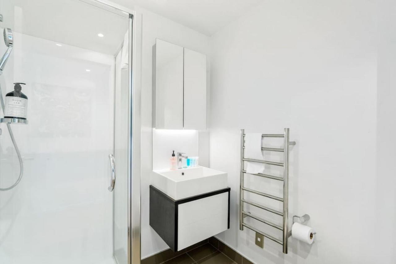 Apartment Seaview Stunner With Pool And Gym