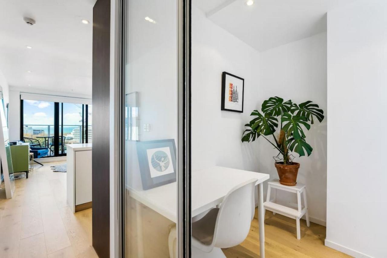 Seaview Stunner With Pool And Gym * Auckland