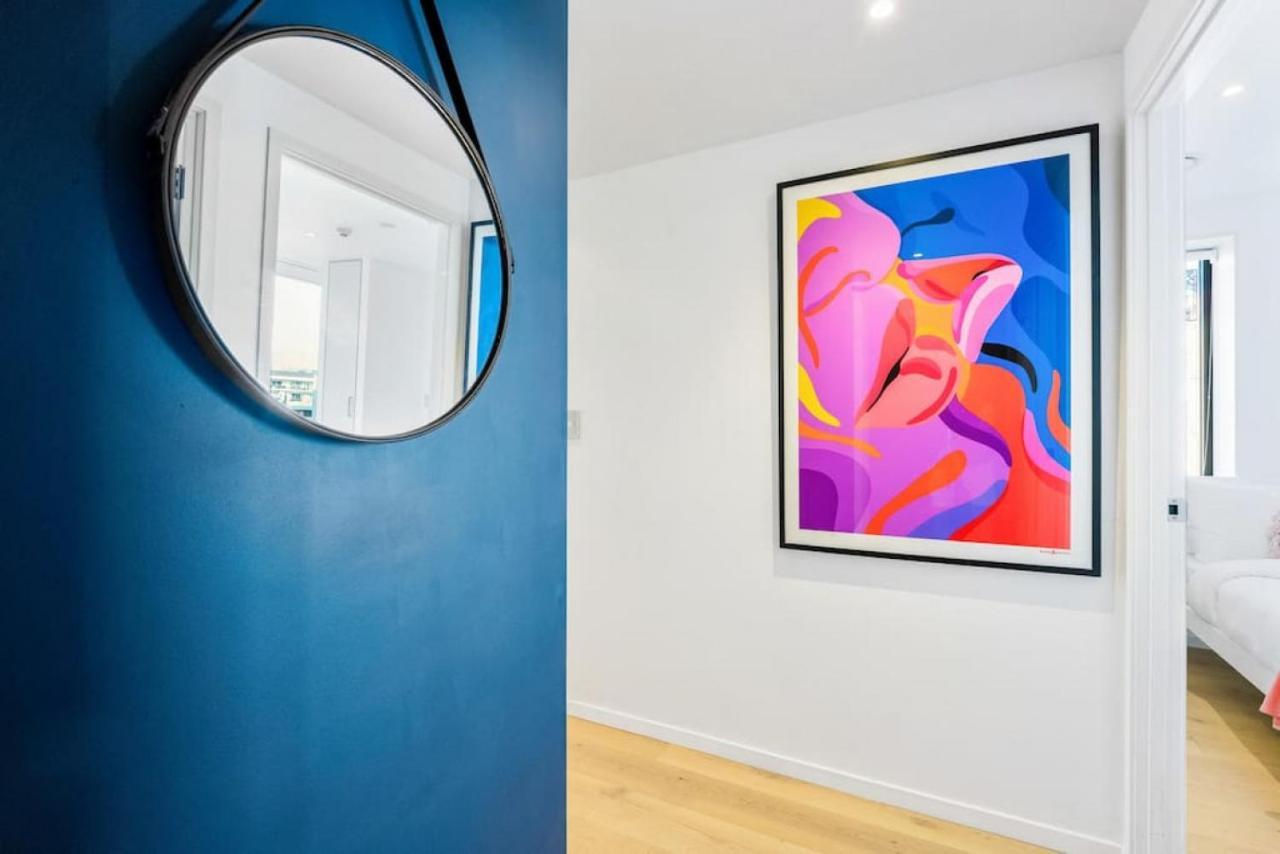 Seaview Stunner With Pool And Gym Apartment