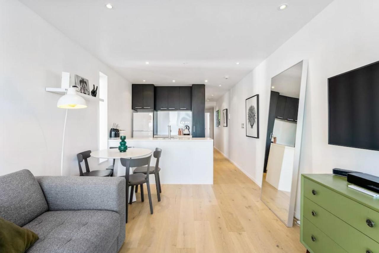 Seaview Stunner With Pool And Gym * Auckland