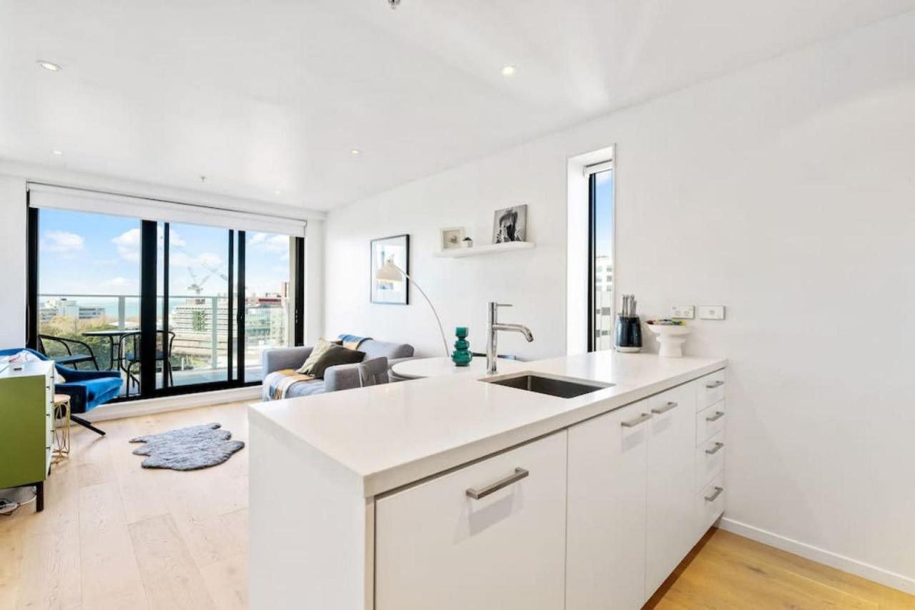 Seaview Stunner With Pool And Gym Apartment