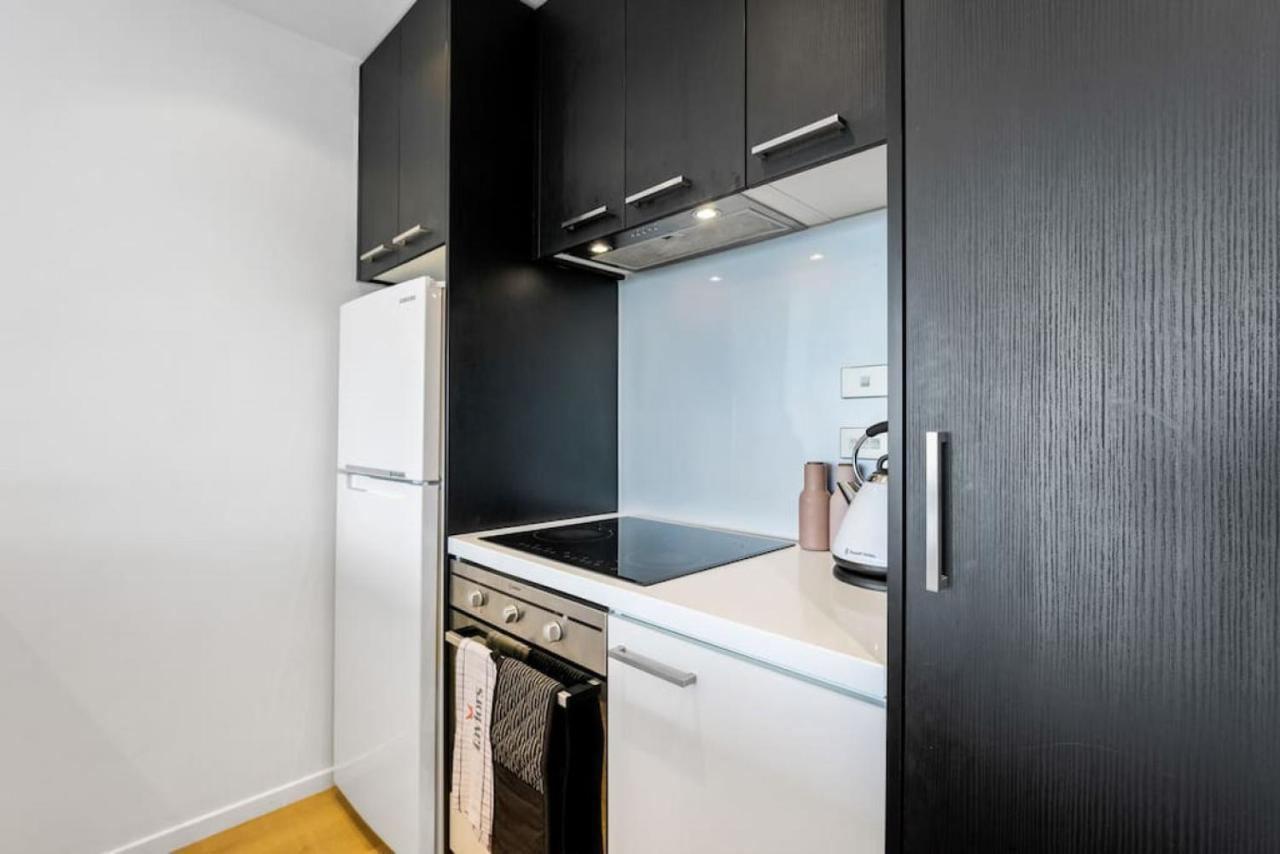 Apartment Seaview Stunner With Pool And Gym Auckland