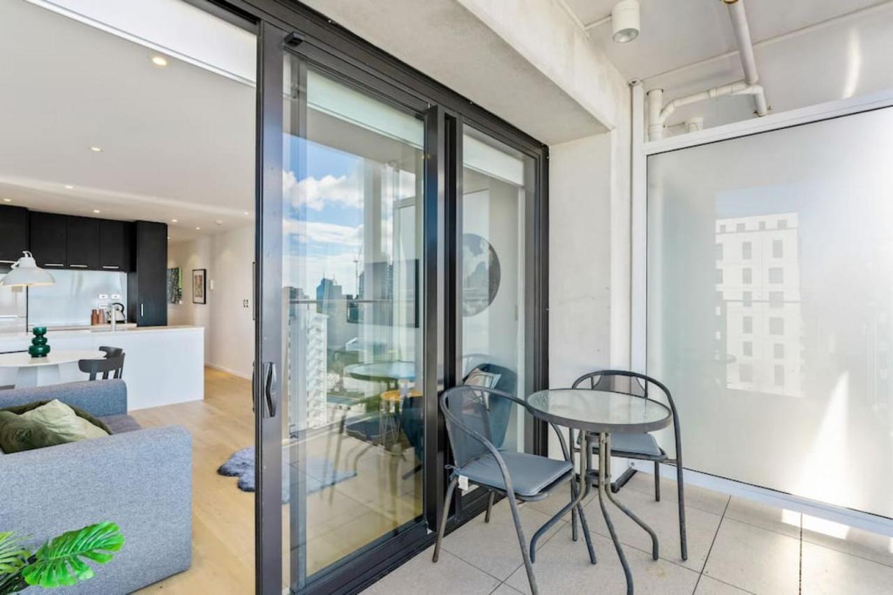 Seaview Stunner With Pool And Gym Apartment