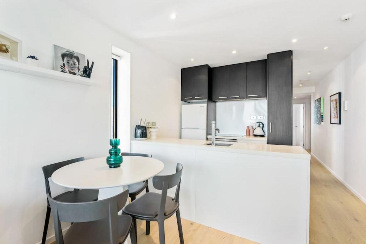 Seaview Stunner With Pool And Gym Apartment *